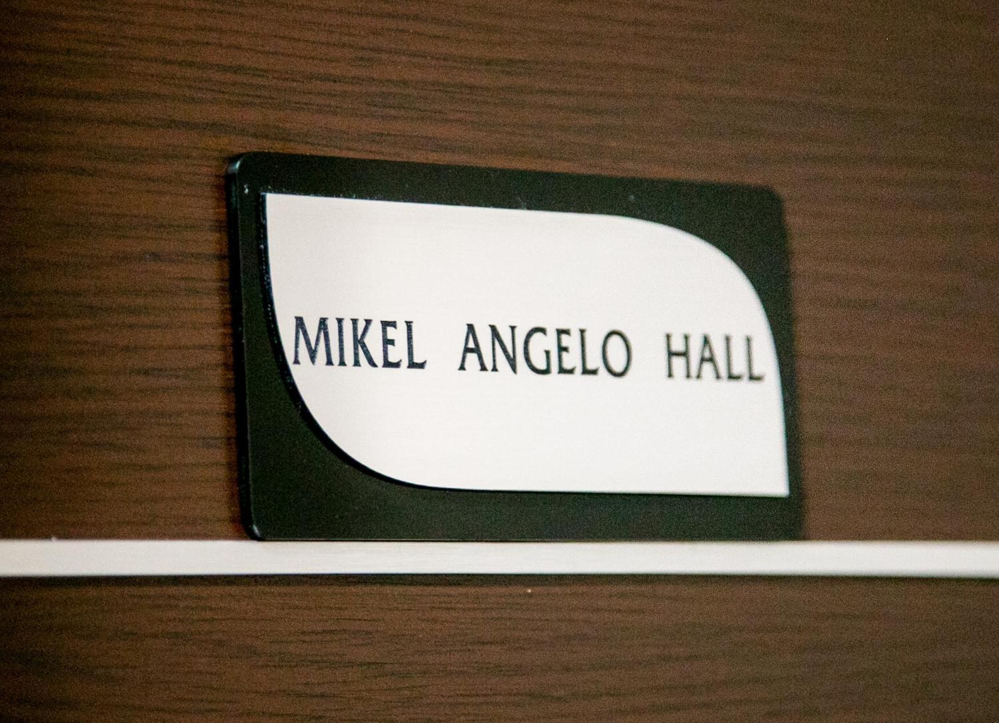 Mikel Angelo Hall 塞雷 外观 照片